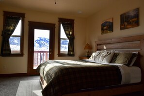 4 bedrooms, desk, iron/ironing board, free WiFi