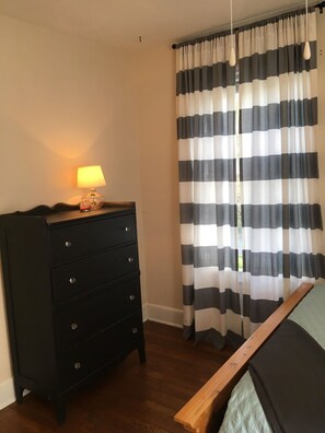 5 bedrooms, desk, free WiFi, bed sheets - Exclusive Pet Friendly 2 Floor Bungalow minutes away from downtown Raleigh (Raleigh)