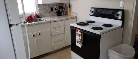 Een koelkast, een microgolfoven, een oven, een kookplaat