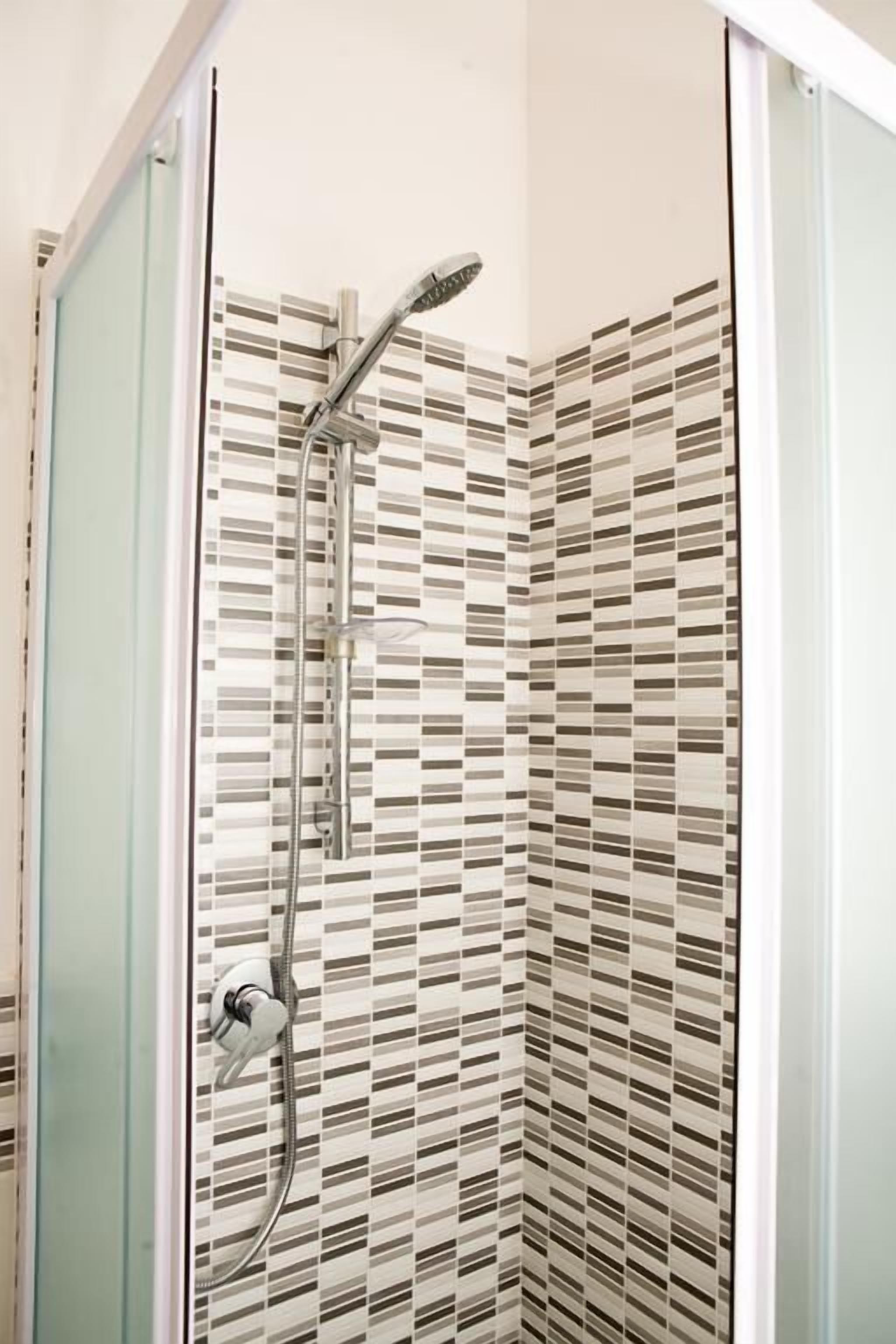 Een douche, een bidet, handdoeken