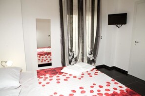 1 chambre, décoration personnalisée, ameublement personnalisé, bureau