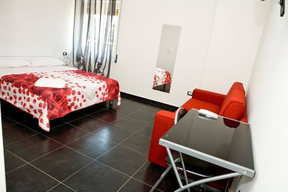Habitación Confort, 1 cama matrimonial, para no fumadores, vista a la ciudad | 1 habitación, escritorio, cunas y camas extra 
