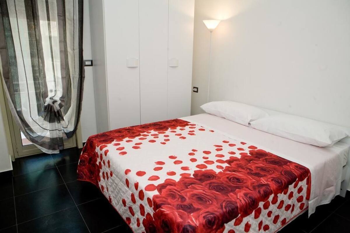 Habitación básica, 1 cama matrimonial, para no fumadores, vista a la ciudad | 1 habitación, escritorio, cunas y camas extra 