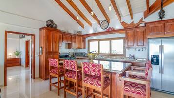 冰箱、微波炉、烤箱、炉灶