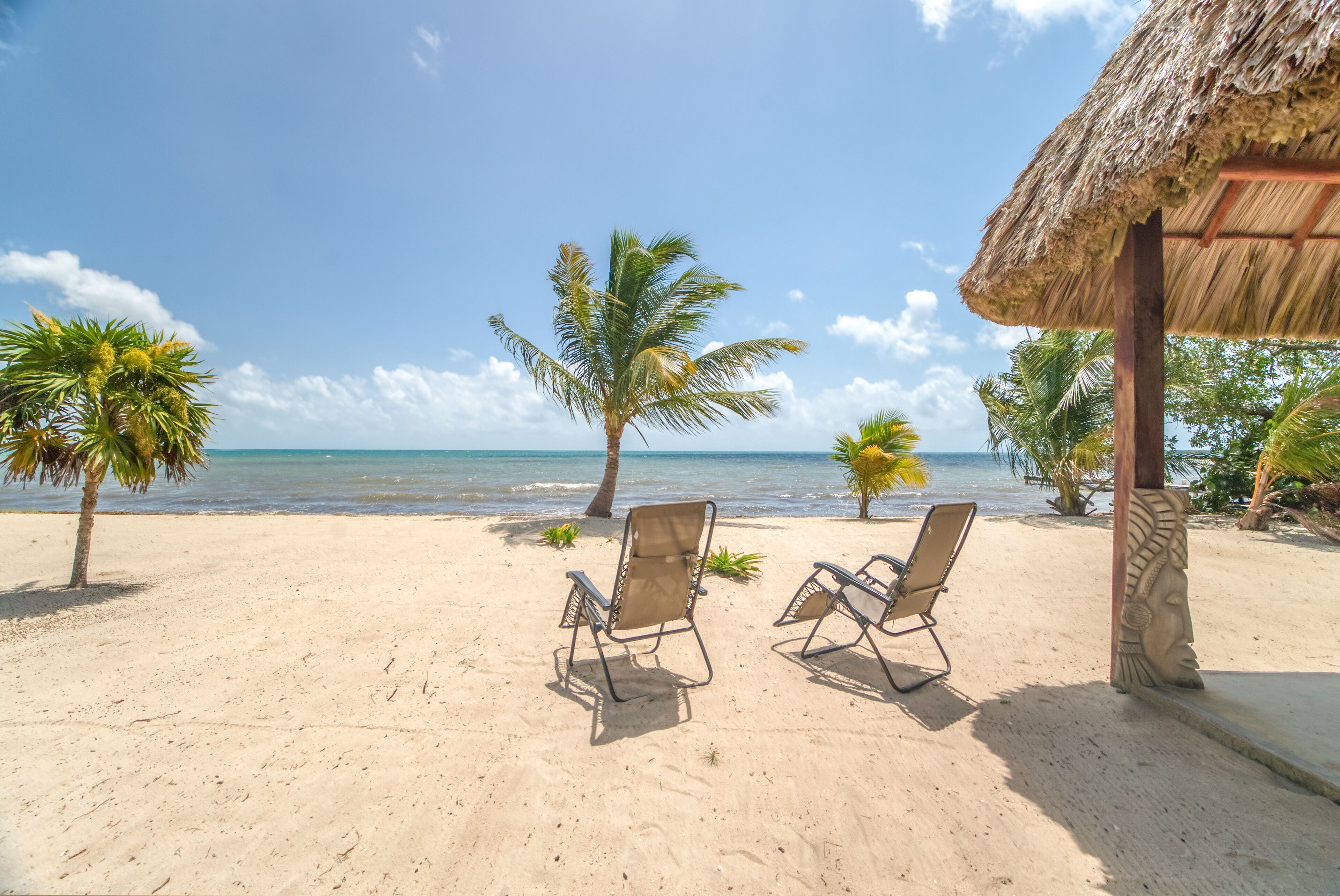 Plage, chaises longues, serviettes de plage