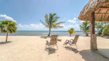 Plage, chaises longues, serviettes de plage