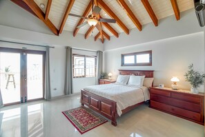 2 makuuhuonetta, tallelokero huoneessa, silitysrauta/-lauta