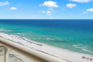 Plage, chaises longues, serviettes de plage
