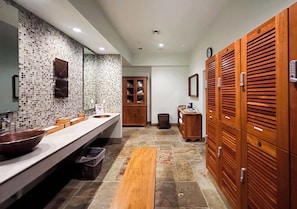 Combined shower/bathtub, hair dryer, towels, soap