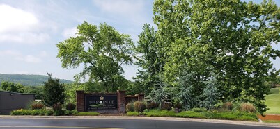 NO STAIRS~Gated Resort~Great Location~Pointe Royale~Indoor/Outdoor Pool~Golf Pkg