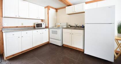 Beautiful lakeside 2 Bedroom cabin on private lake (Cabin#4)