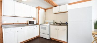 Beautiful lakeside 2 Bedroom cabin on private lake (Cabin#4)