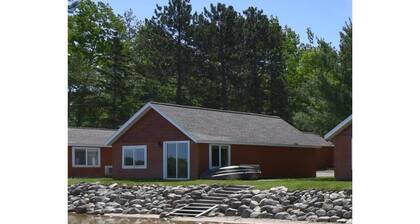 Beautiful lakeside 2 Bedroom cabin on private lake (Cabin#4)