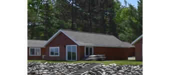 Beautiful lakeside 2 Bedroom cabin on private lake (Cabin#4)