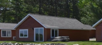Beautiful lakeside 2 Bedroom cabin on private lake (Cabin#4)