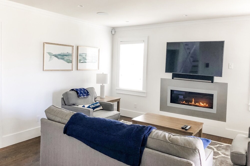 Wedding Dream Home! Walk to churches, venues, Town and the beach!
