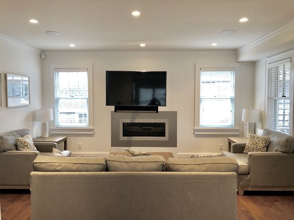 Wedding Dream Home! Walk to churches, venues, Town and the beach! 