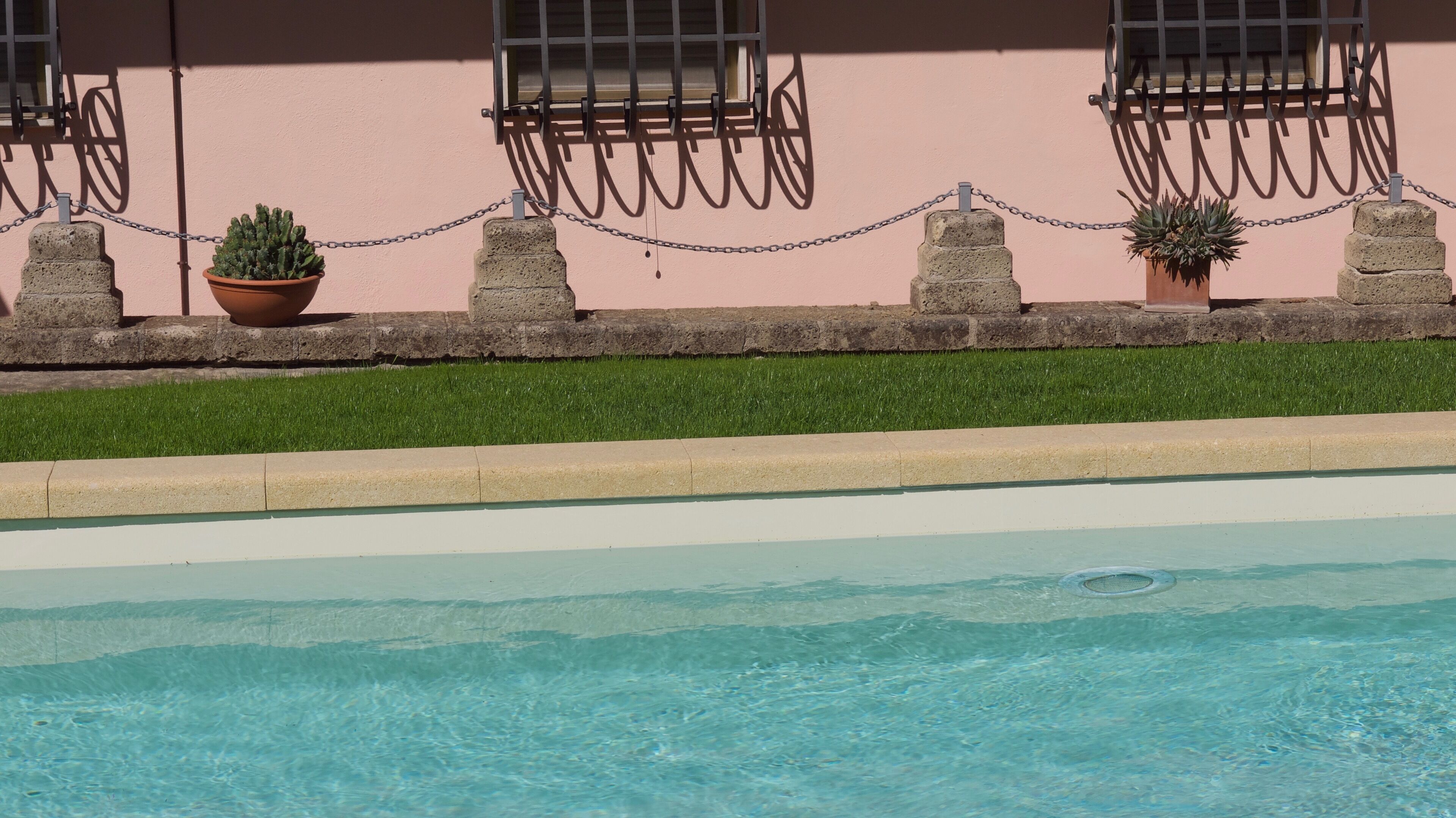 Elegant apartment of over 90 square meters with swimming pool use.