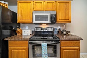 Frigorifero, microonde, piano cottura, lavastoviglie