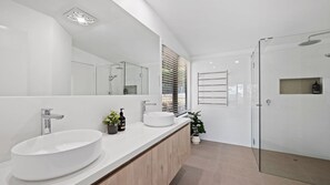 Bathtub, free toiletries - Blue Horizon Lorne - Surrounded By Nature (Lorne)