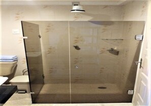 Suite, 1 letto matrimoniale, non fumatori | Bagno | Set di cortesia gratuito, accappatoio, asciugamani