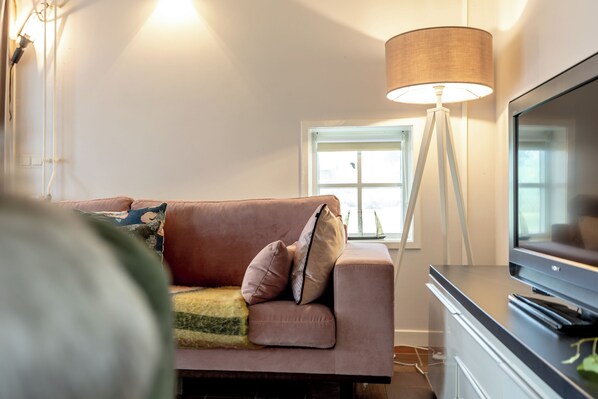 Televisie, een tafeltennistafel en boeken