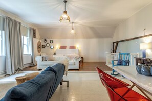 Televisie, een tafeltennistafel en boeken