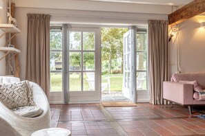 Una televisión, una mesa de tenis de mesa, libros