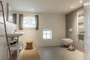 Een haardroger, handdoeken, zeep, shampoo