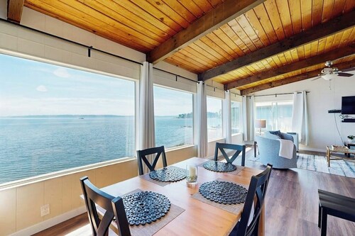 Charming waterfront home with furnished deck & beach access