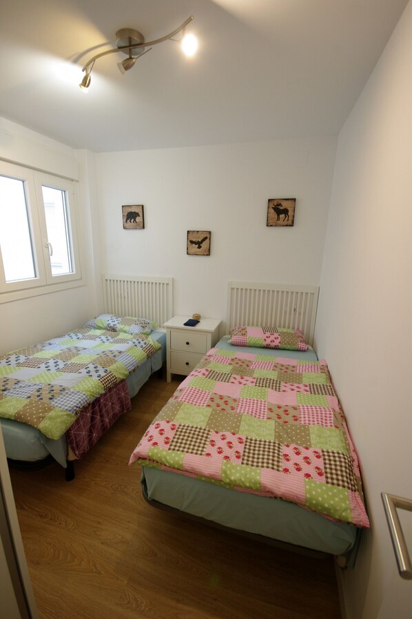 2 chambres, fer et planche à repasser, Wi-Fi gratuit, draps fournis