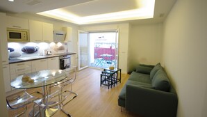 A modern apartment with a kitchen, dining area, and living room. - 29 - Livingtarifa Ventura Levante (Tarifa)