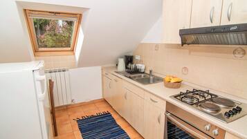 Kühlschrank, Ofen, Geschirrspüler, Wasserkocher mit Kaffee-/Teezubehör