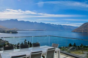 Outdoor dining - 7Manata - Amazing 270deg views! Golf & Ski 10bedrm/8bathrm + 4x seven-seat 4WD's (Fernhill)