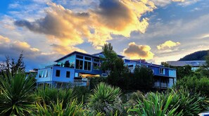 Exterior - 7Manata - Amazing 270deg views! Golf & Ski 10bedrm/8bathrm + 4x seven-seat 4WD's (Fernhill)