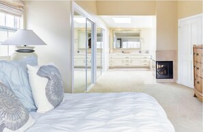 4 bedrooms, iron/ironing board, WiFi, bed sheets - Full Beach Front Home - 2002 W. Oceanfront, Full Beach Front Home - 2002 W. Oceanfront (Newport Beach)