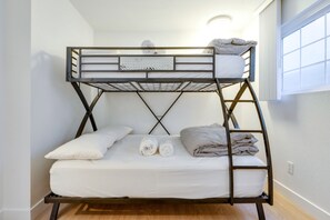 3 bedrooms, iron/ironing board, WiFi, bed sheets