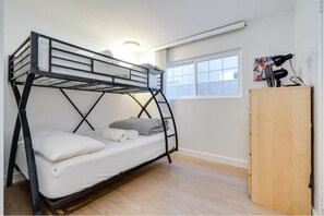 3 chambres, fer et planche à repasser, Wi-Fi, draps fournis