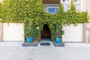 Exterior - Benjamin - 2001 Court St. (Newport Beach)