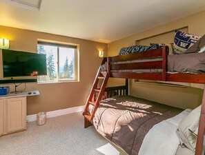 The Bunk Room | Free WiFi - Lake Roosevelt Suites (Evans)