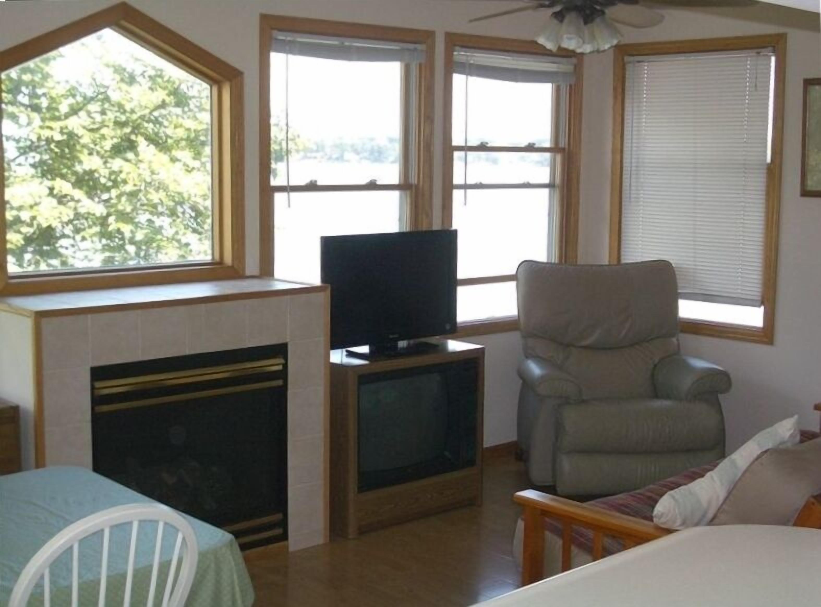 Two Bedroom Cottage with Great Lake Views!