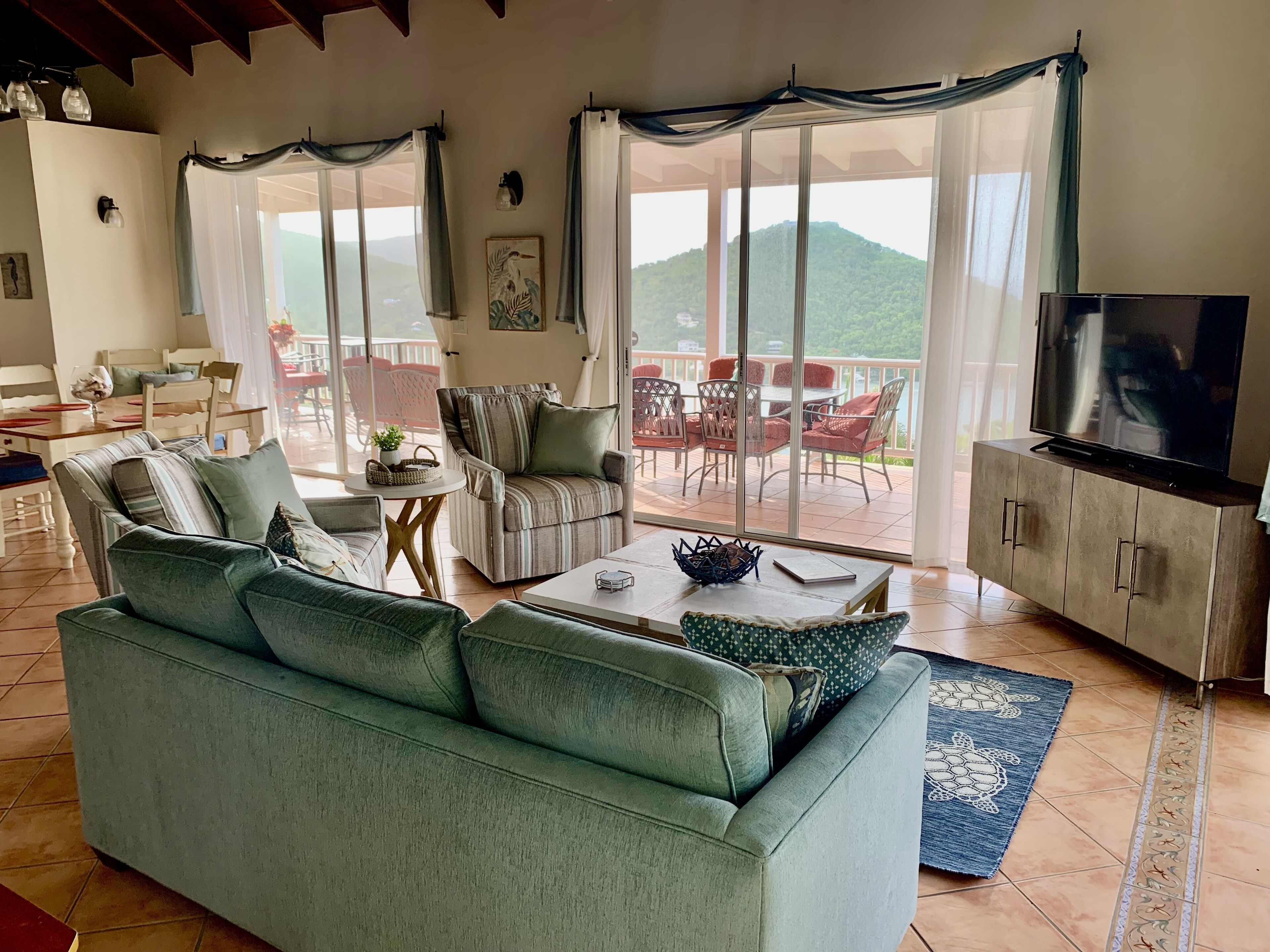 TV connectée, table de tennis de table, livres, chaîne hi-fi