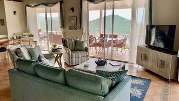 Smart TV, ping pong, books, stereo