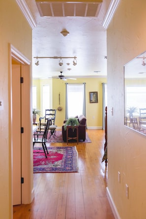 Kahden hengen comfort-huone, 1 keskisuuri parisänky, tupakointi kielletty | Silitysrauta/-lauta, ilmainen Wi-Fi, vuodevaatteet