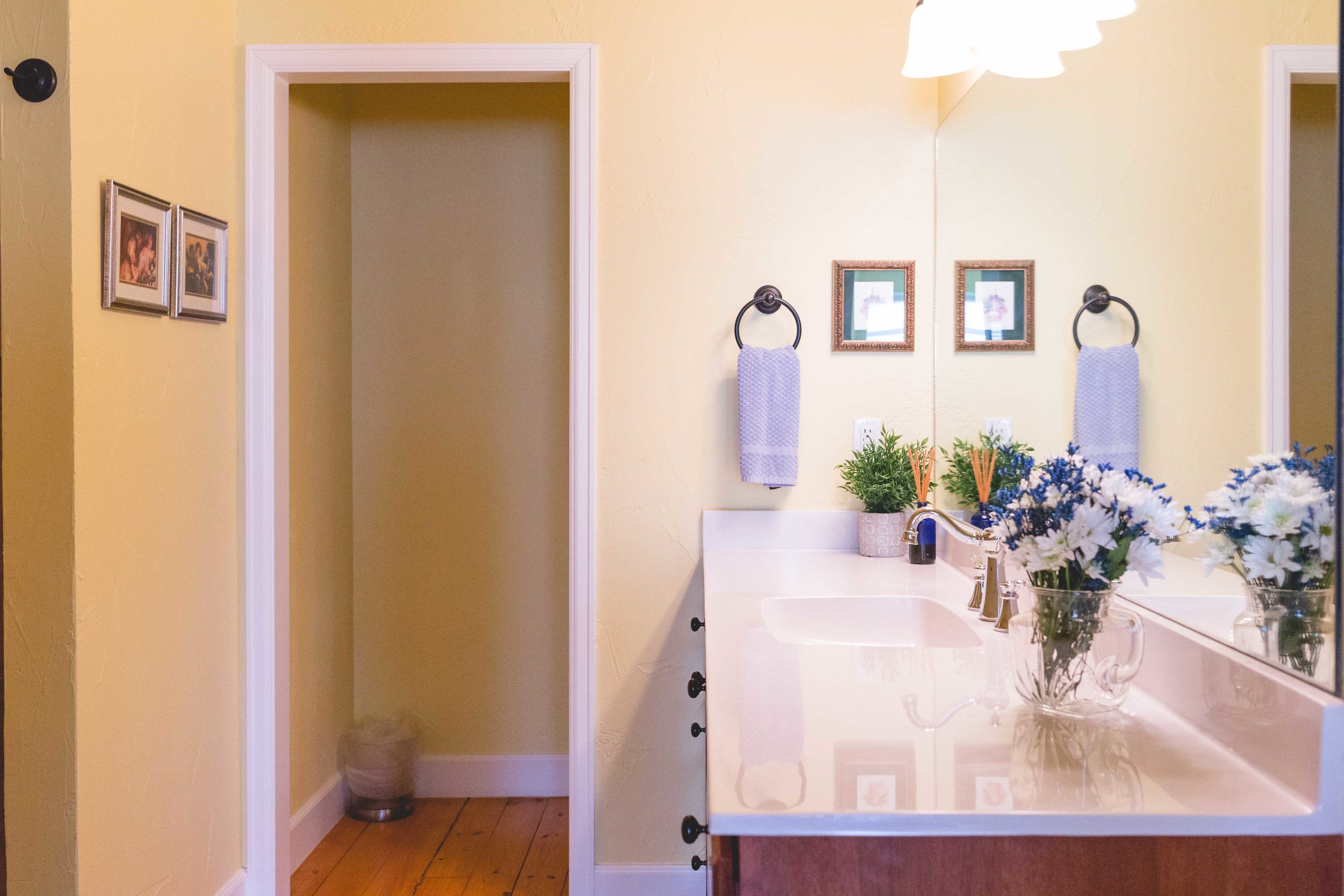 double room, 1 king bed, non smoking | bathroom sink