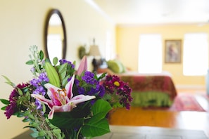 Kahden hengen huone, 1 suuri parisänky, tupakointi kielletty | Silitysrauta/-lauta, ilmainen Wi-Fi, vuodevaatteet