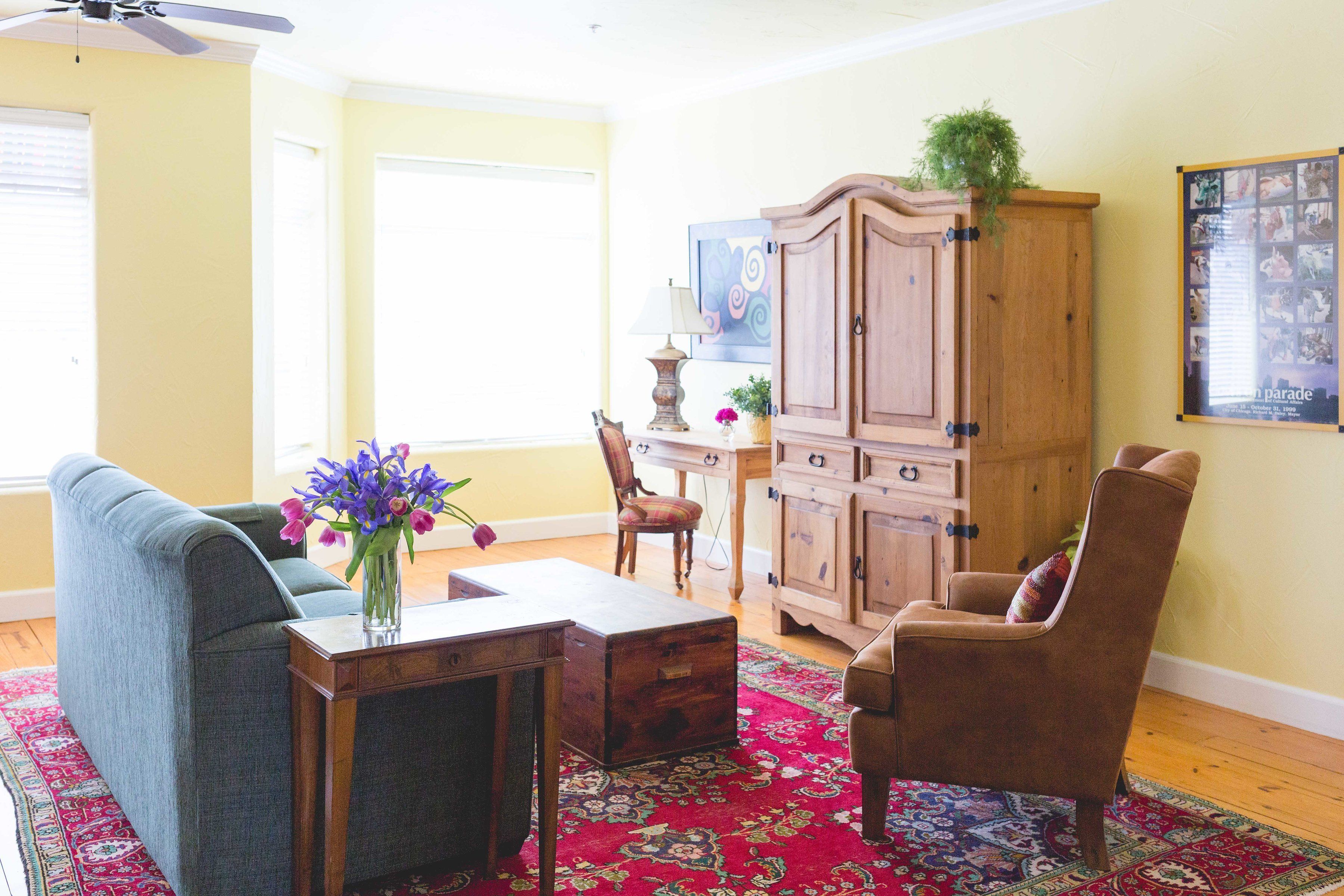 double room, 1 king bed, non smoking | living area | tv