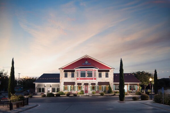 واجهة المنشأة - في المساء/الليل