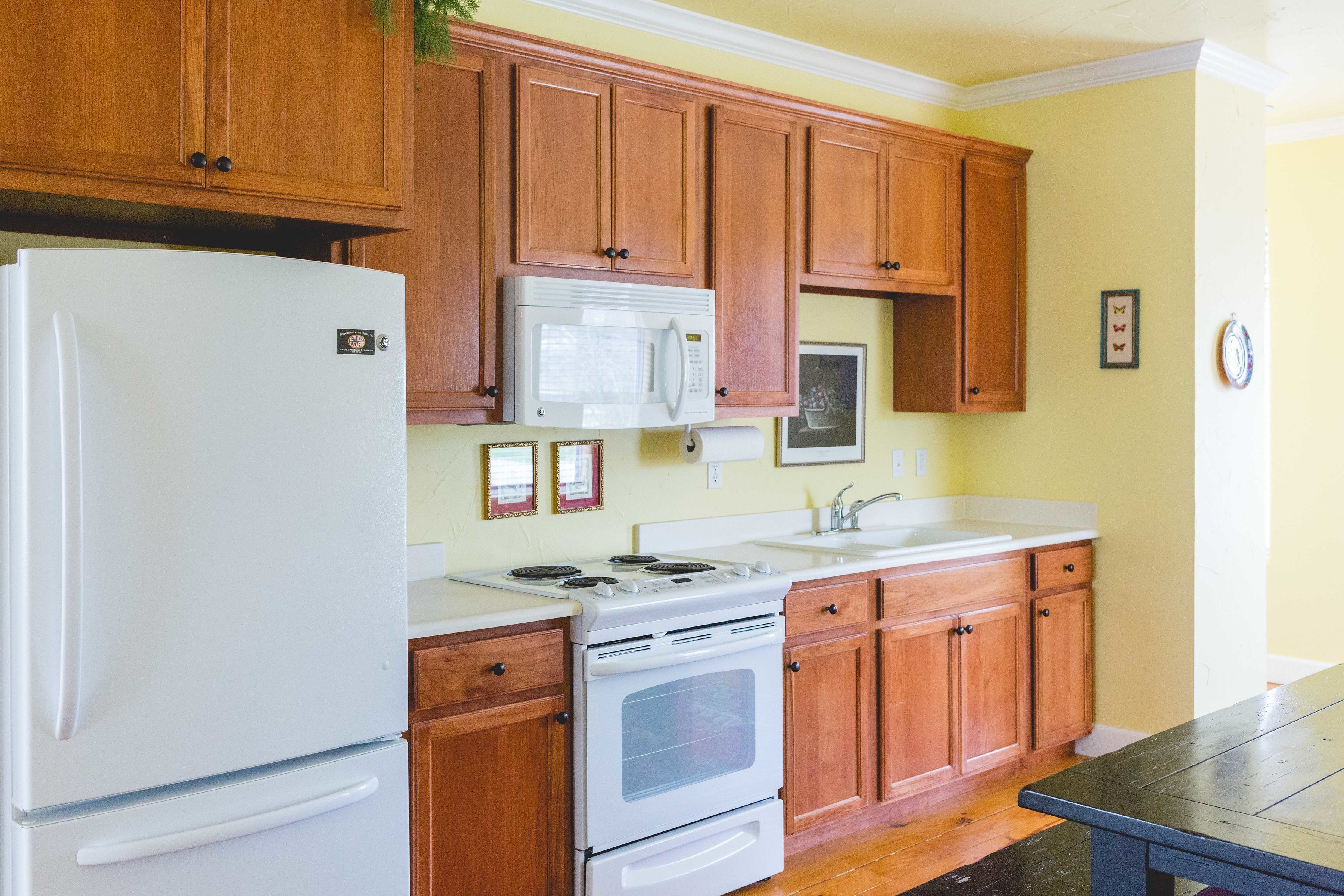 double room, 1 king bed, non smoking | private kitchen | full-sized fridge, microwave, cookware/dishes/utensils