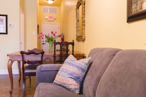 Neljän hengen huone, 2 keskisuurta parisänkyä, tupakointi kielletty | Oleskelualue | Televisio